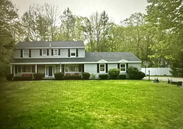 43 Country Club RD, Manchester, ME 04351