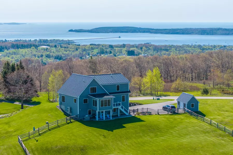 6 Clayton LN, Rockland, ME 04841