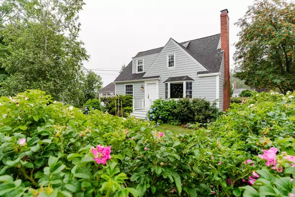 9 Phillips RD, Falmouth, ME 04105