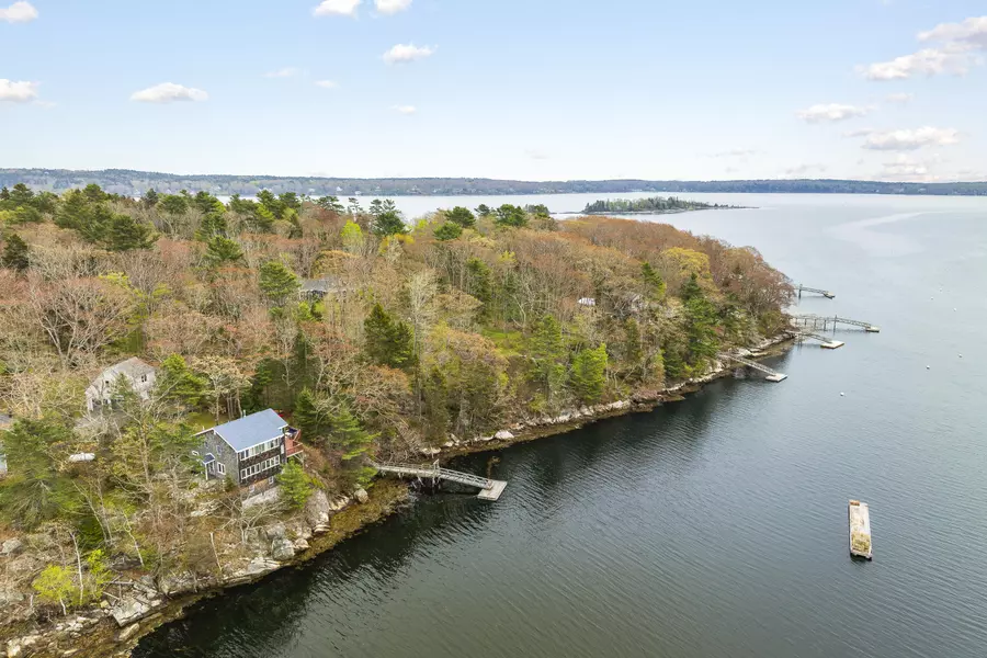 35 Barrows RD, Boothbay Harbor, ME 04538