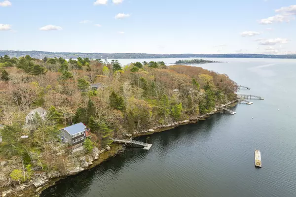 35 Barrows RD, Boothbay Harbor, ME 04538