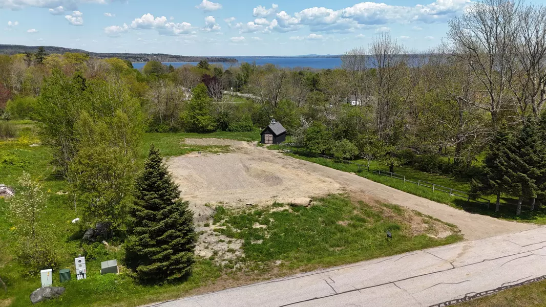 13 Old Stone RD, Lincolnville, ME 04849
