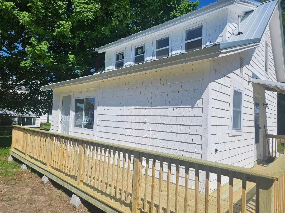 Newport, ME 04953,34 Highland AVE