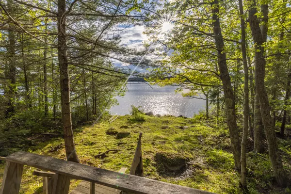 74 Snow Village RD, Liberty, ME 04949