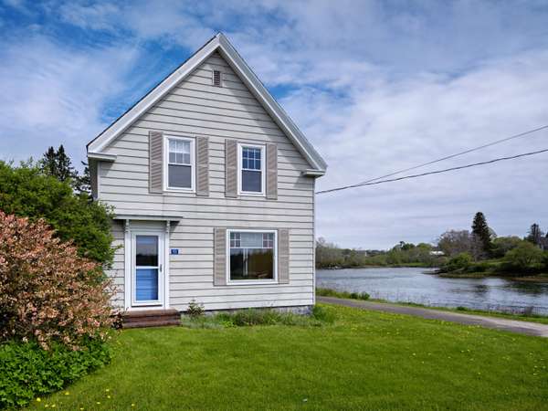 19 Spruce Head RD, South Thomaston, ME 04858