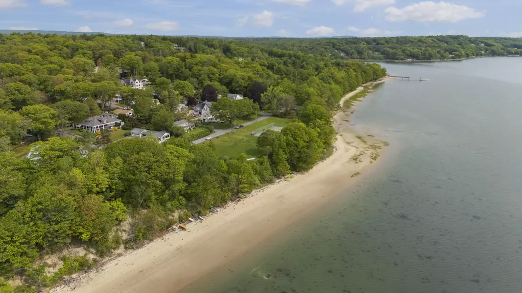 15 Birch LN, Cumberland, ME 04110