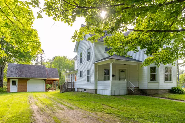 10 Joslyn ST, Newport, ME 04953