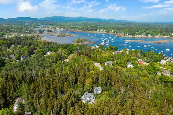 24 Lopaus Point RD, Tremont, ME 04612