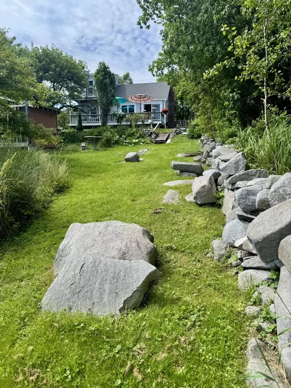 Vinalhaven, ME 04863,75 York RD