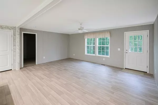 Farmingdale, ME 04344,24 Caldwell DR