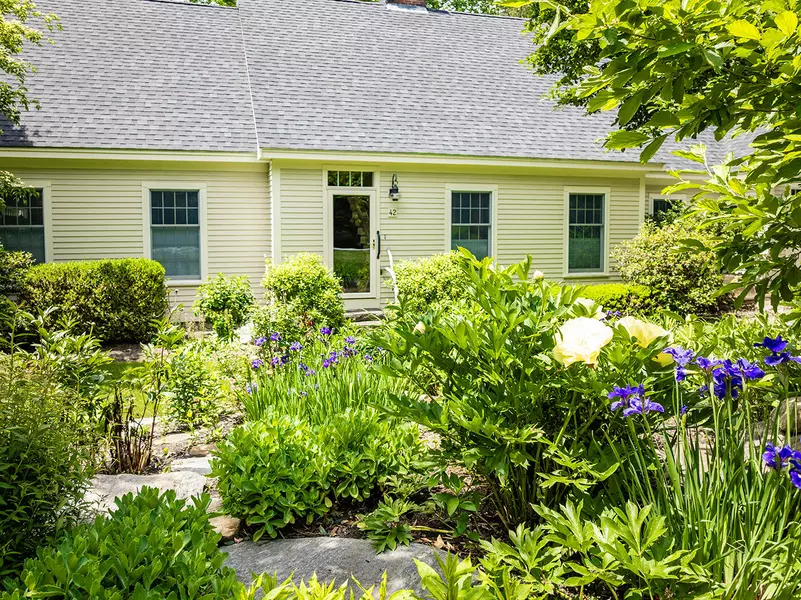 42 Stonehurst DR, Camden, ME 04843