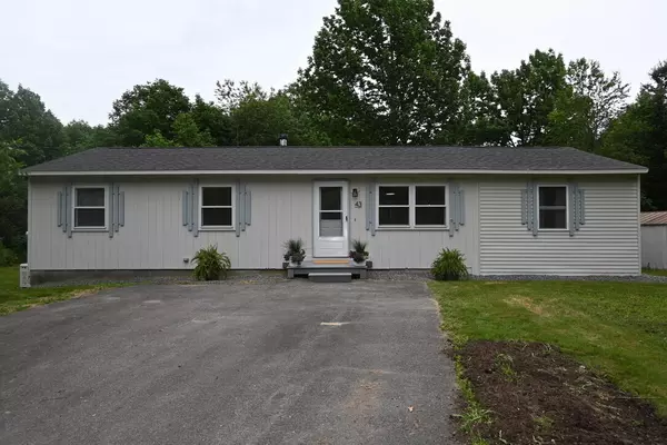 43 Nelson RD, Pittston, ME 04345