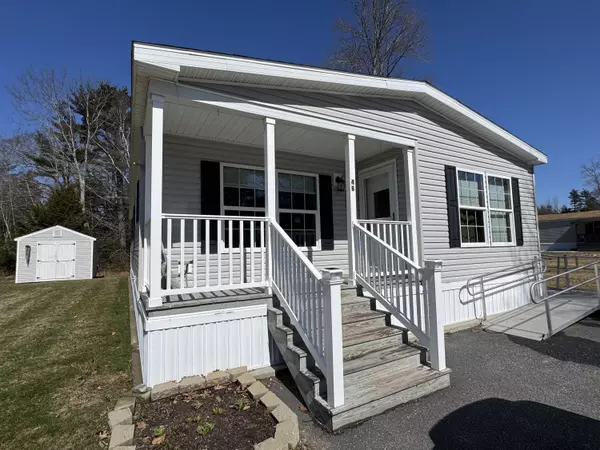4b Andrea ST, Topsham, ME 04086