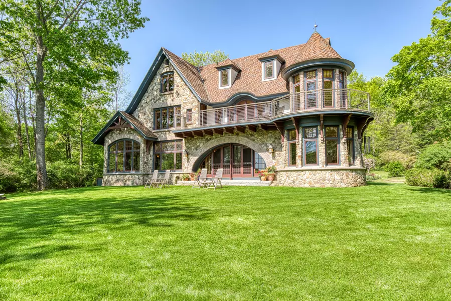 7 Central Landing RD, Chebeague Island, ME 04017