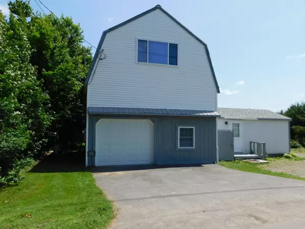 Dexter, ME 04930,208 Fern RD