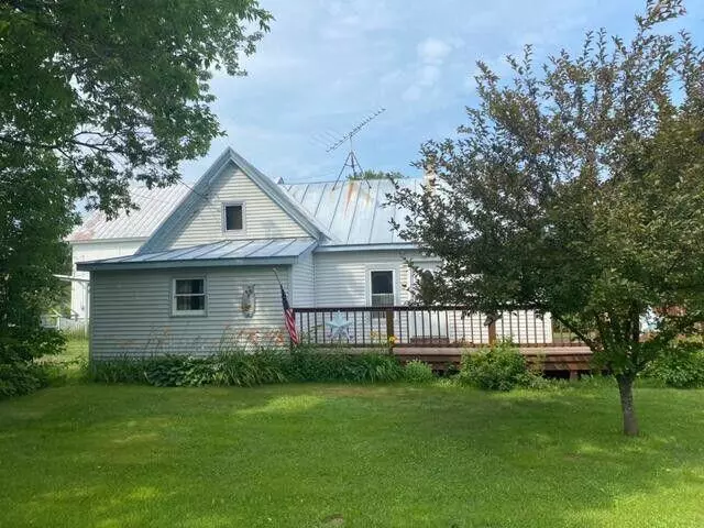 6 Chicken ST, Starks, ME 04911