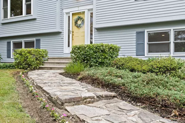 South Portland, ME 04106,7 Colony LN