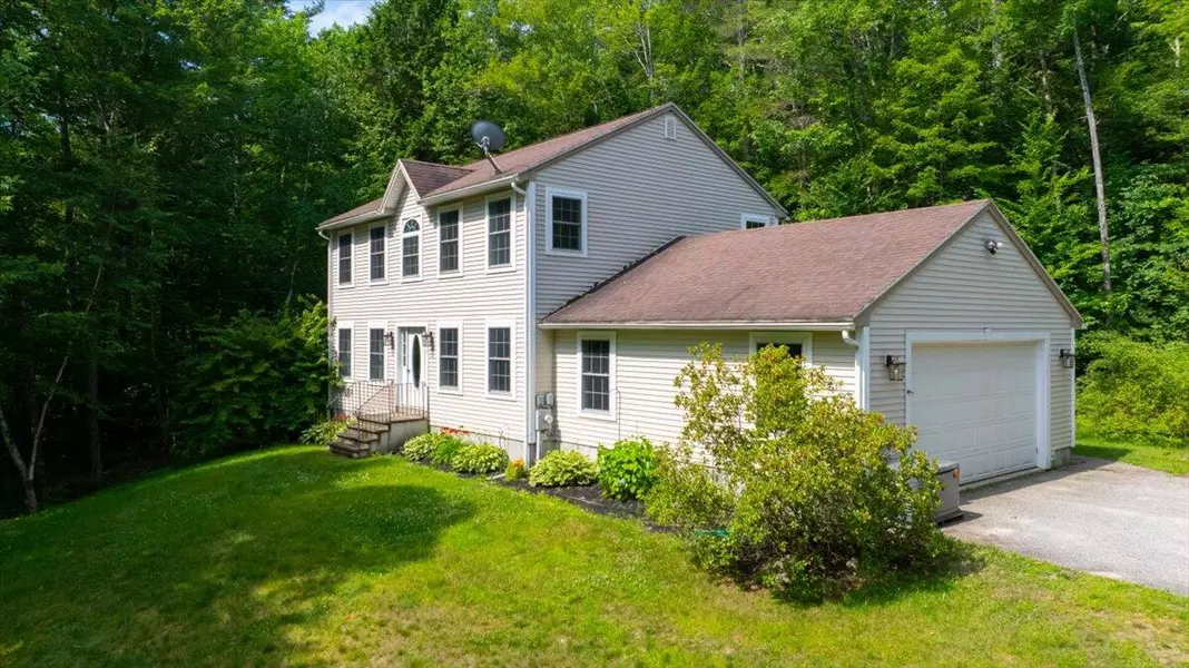 3 Farwell DR, Raymond, ME 04071