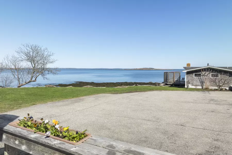 4 Linnell DR, Harpswell, ME 04003