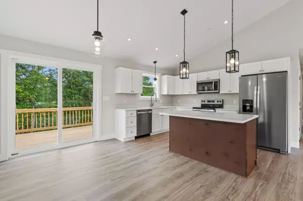 Raymond, ME 04071,31 Hillside DR