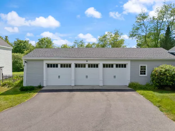 Topsham, ME 04086,426 Meadow RD