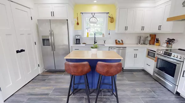 Orono, ME 04473,42 Hillside RD