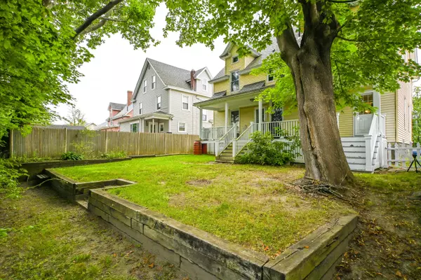 Portland, ME 04102,18 Colonial RD #18