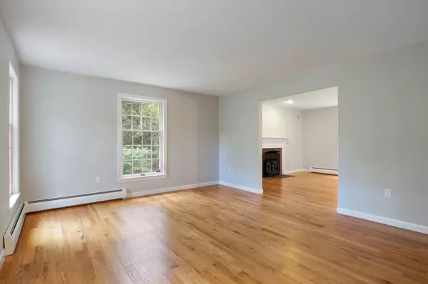 Falmouth, ME 04105,19 Lakeside DR