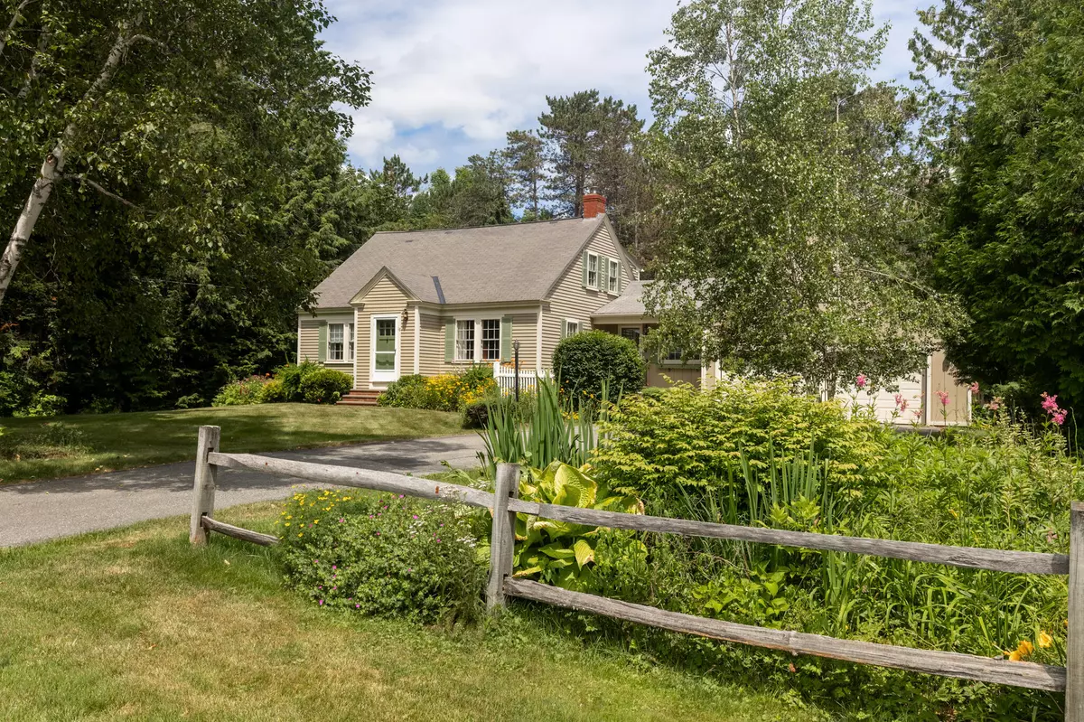 Hampden, ME 04444,18 Canoe Club RD