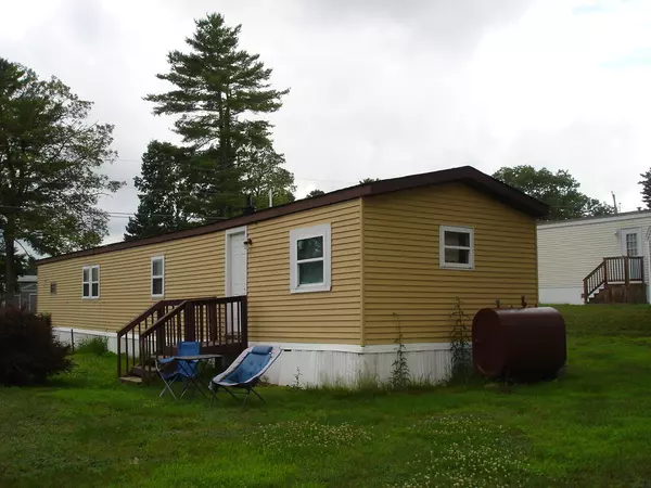 Standish, ME 04084,8 Holiday LN