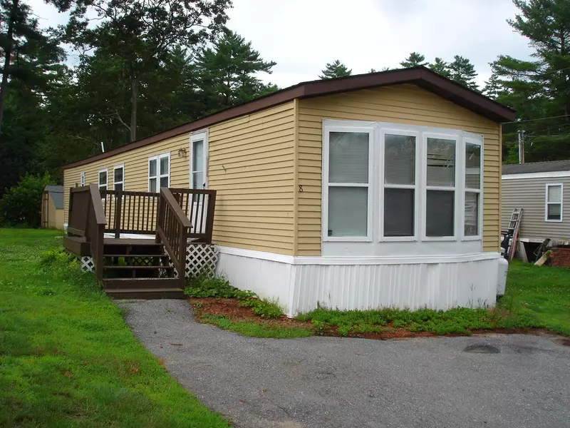 8 Holiday LN, Standish, ME 04084