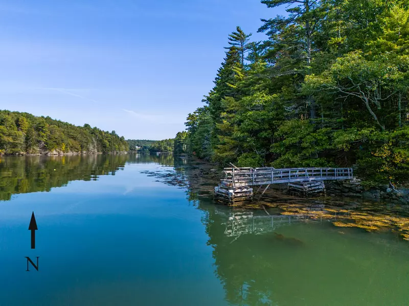 34 Creek LN, Edgecomb, ME 04556