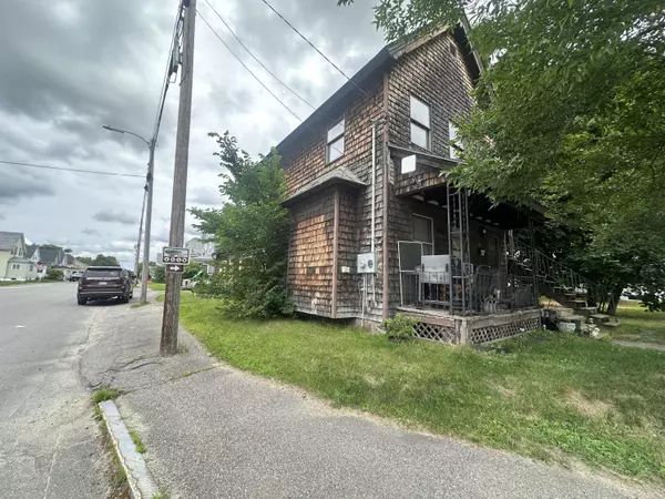 27 Central ST, Millinocket, ME 04462