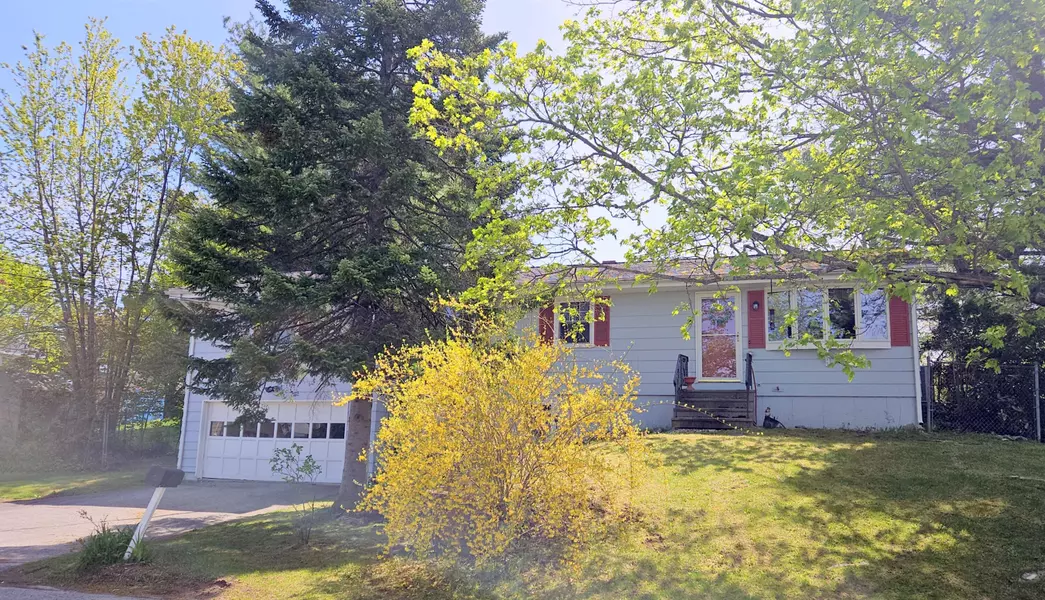 9 Meadow LN, Lewiston, ME 04240