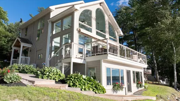792 Memorial DR, Winthrop, ME 04364