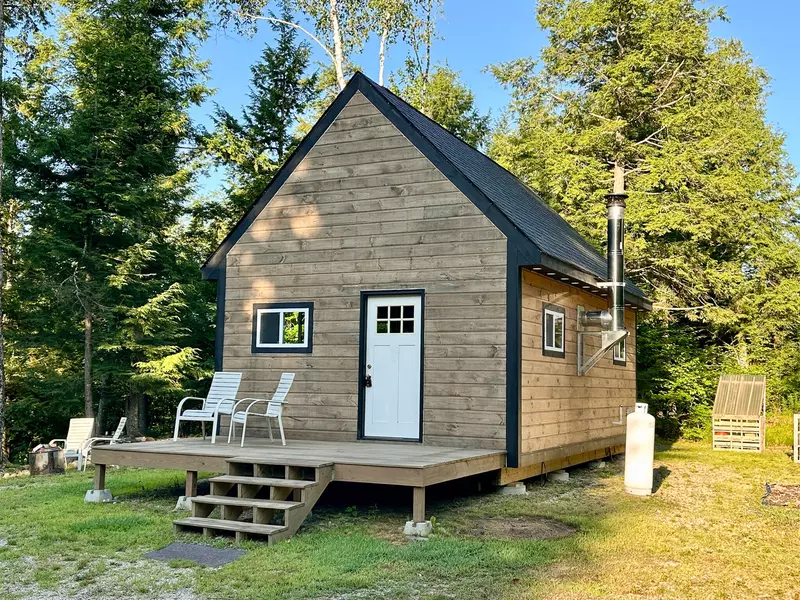 4 Wolf RUN, Burlington, ME 04417