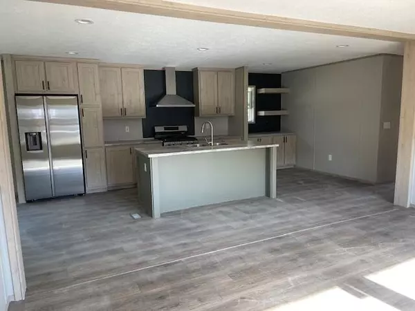 Pittston, ME 04345,61 Rosie EST