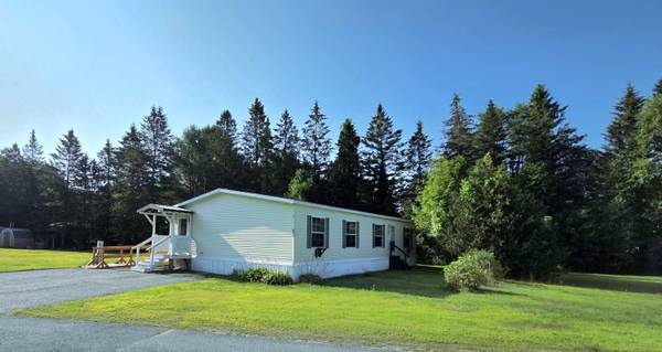 111 Pine Tree LN, Farmington, ME 04938