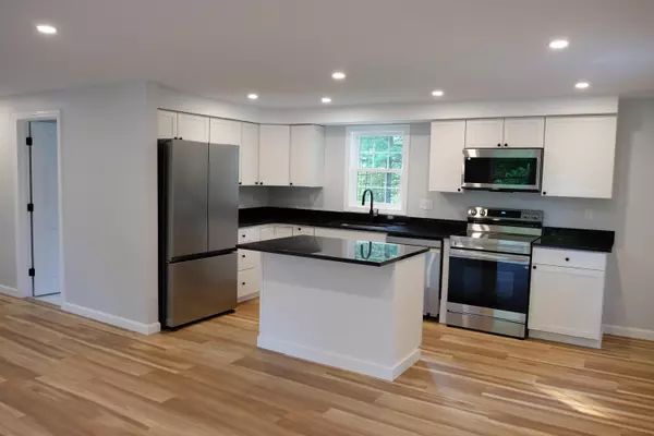 Standish, ME 04084,8 Woodland AVE