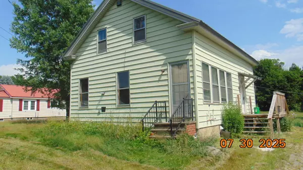 7 Whalen ST, Lincoln, ME 04457
