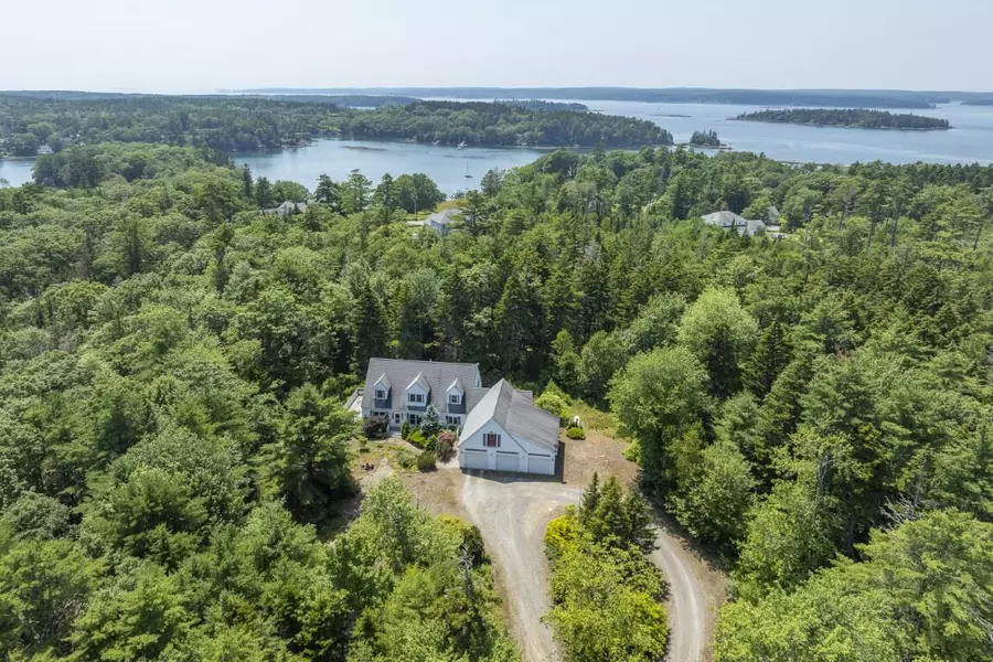 14 Moffat LN, Boothbay Harbor, ME 04538
