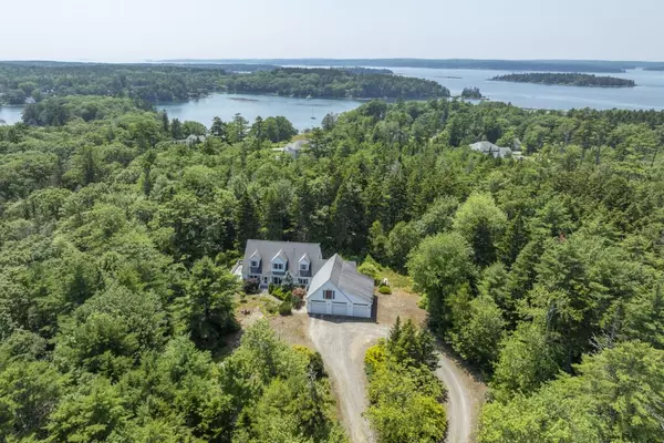 14 Moffat LN, Boothbay Harbor, ME 04538