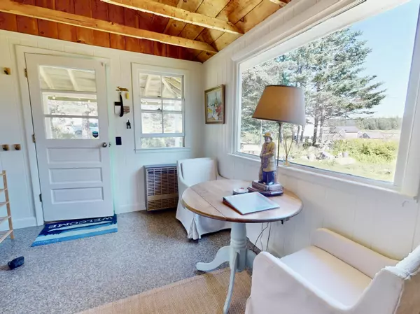 Vinalhaven, ME 04863,63 York RD