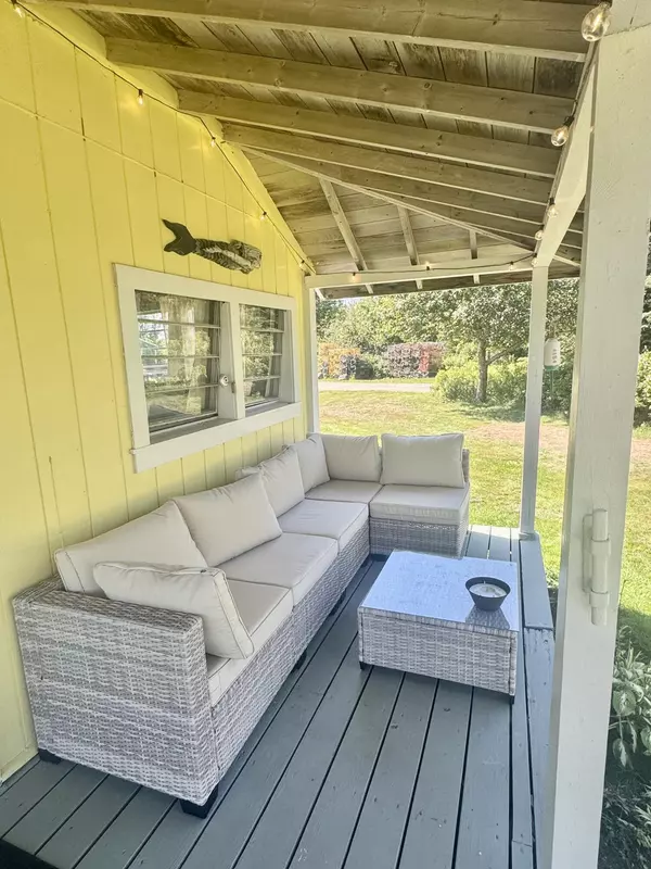 Vinalhaven, ME 04863,63 York RD