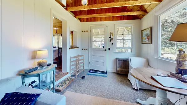 Vinalhaven, ME 04863,63 York RD