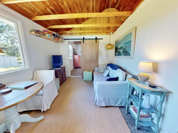 Vinalhaven, ME 04863,63 York RD