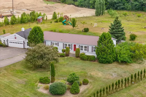 4 Chestnut LN, Levant, ME 04456