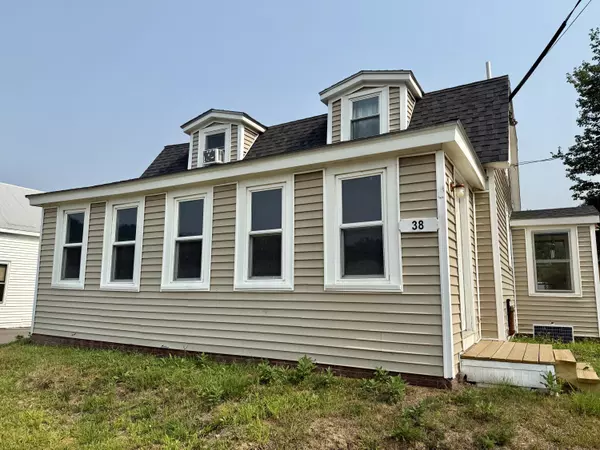 38 Auburn RD,  Peru,  ME 04290
