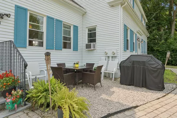 Freeport, ME 04032,8 Iris LN