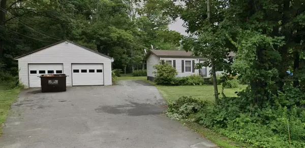 80 Middle RD, Oakland, ME 04963